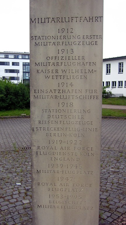 Die westliche Seite "Militärluftfahrt" der Gedenksäule zur Geschichte des Flughafens Köln-Butzweilerhof (2015)