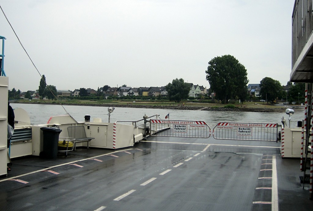 Die Mondorfer Fähre bei der Fahrt über den Rhein (2013), im Hintergrund ist der Ort Niederkassel-Mondorf zu sehen.