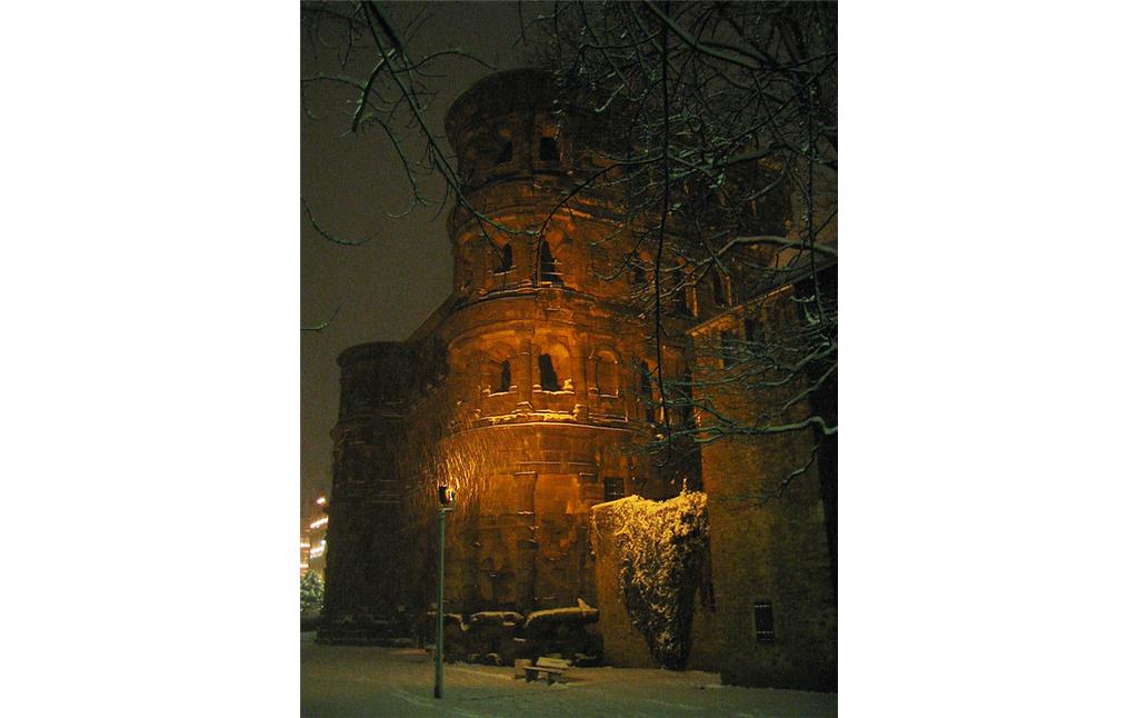 Die stadtäußere Feldseite des Trierer Römertors 'Porta Nigra' im abendlichen Schneetreiben (2004)