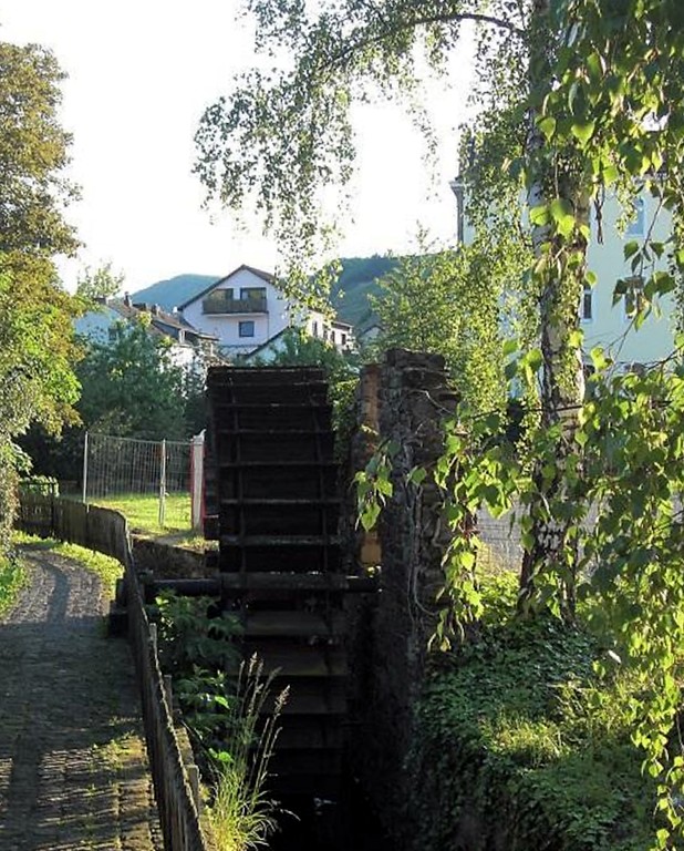Das Mühlrad der ehemaligen Schicks Mühle in der Walporzheimer Straße in Ahrweiler und ein Stück des Mühlengrabens (2014)