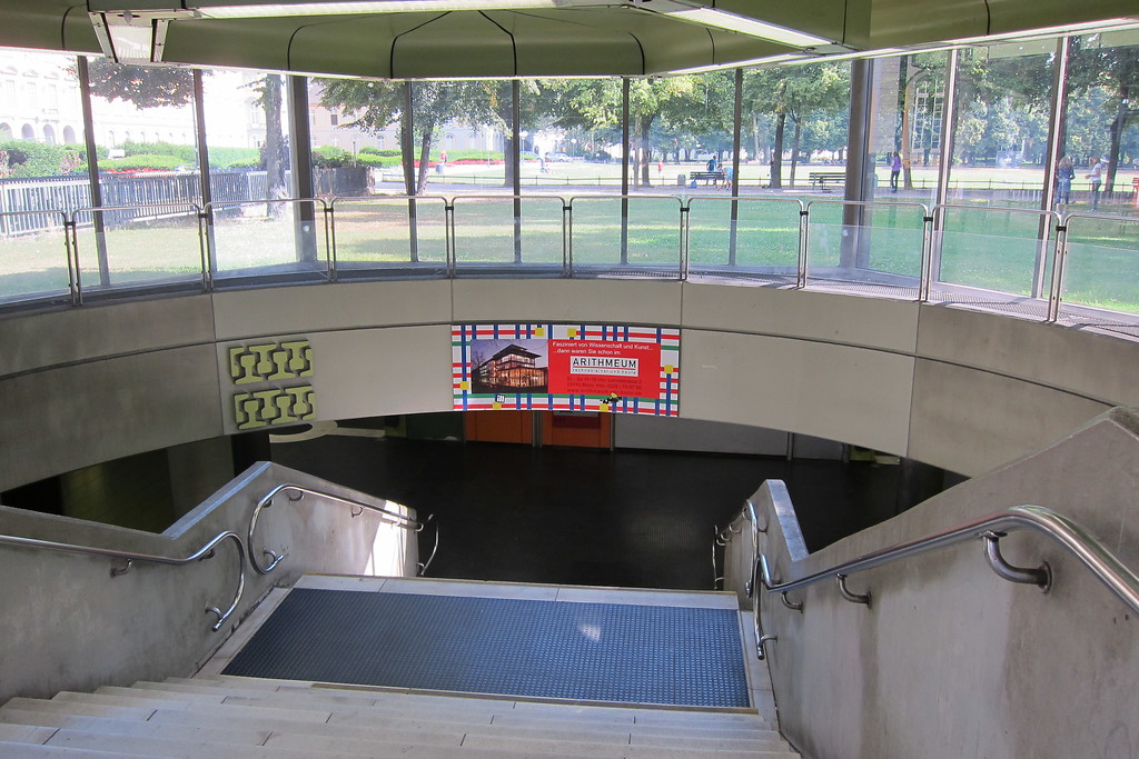 Westlicher Zugang zur U-Bahn-Station Universität/Markt (2013)