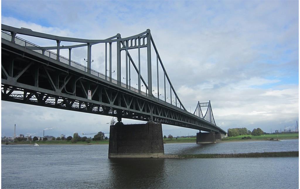 Die Rheinbrücke Uerdingen-Mündelheim von der westlichen Rheinseite aus gesehen (2014).