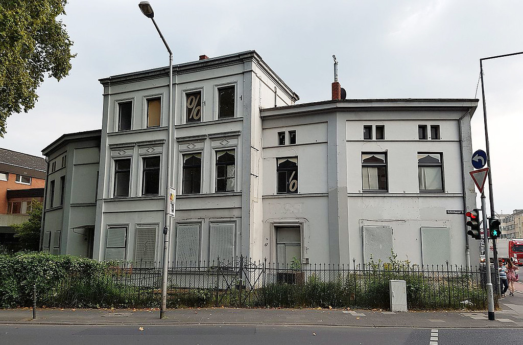 Die 2018 abgerissene Villa Lenders in Bayenthal, die 1876 im Zusammenhang mit der Siedlung Mannsfeld errichtet wurde (2016)