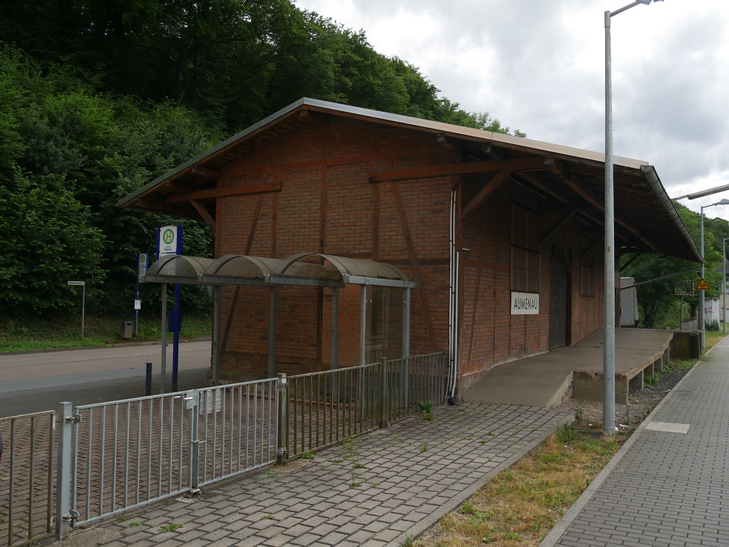 Ostansicht des Güterschuppens des Bahnhofs Aumenau in Villmar-Aumenau (2017)