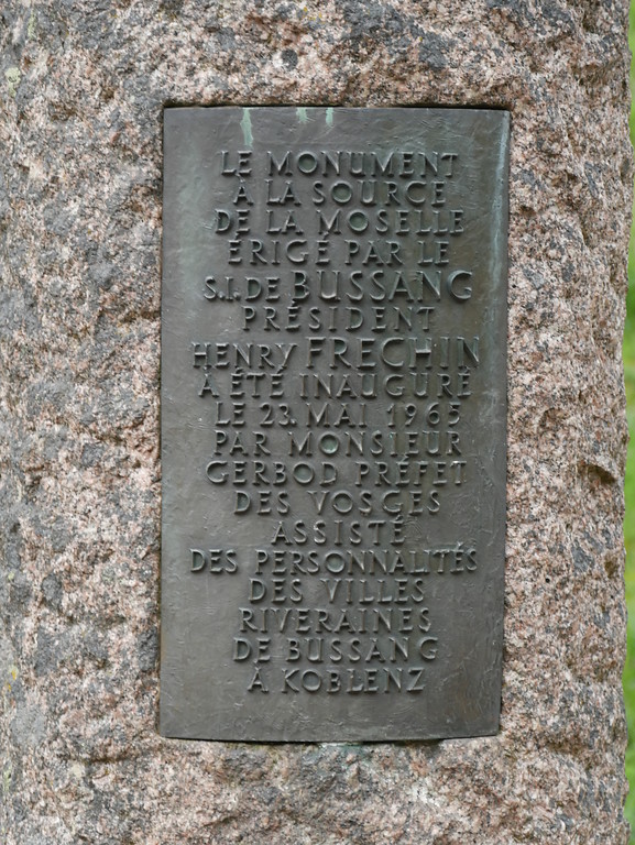 Inschrift der Stele an der Moselquelle bei Bussang (2016)