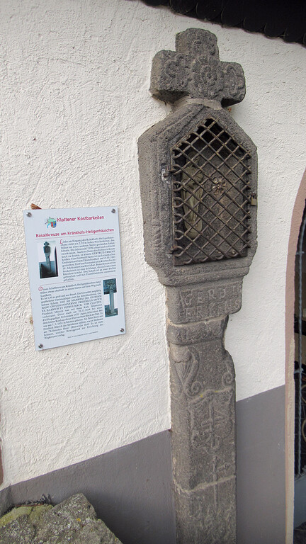Nischenkreuz aus Basalt links am Eingang des Kränkhofs-Heiligenhäuschens (2023)