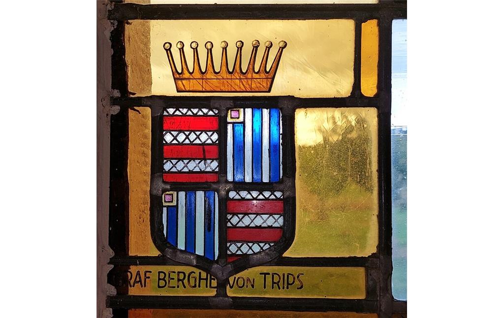 Das Wappen der Grafen Berghe von Trips, dargestellt in einem Fenster der Kapelle am Haardthof bei Altrich im Landkreis Bernkastel-Wittlich (2022).