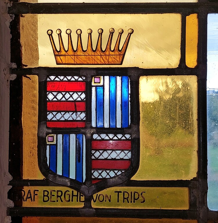 Das Wappen der Grafen Berghe von Trips, dargestellt in einem Fenster der Kapelle am Haardthof bei Altrich im Landkreis Bernkastel-Wittlich (2022).