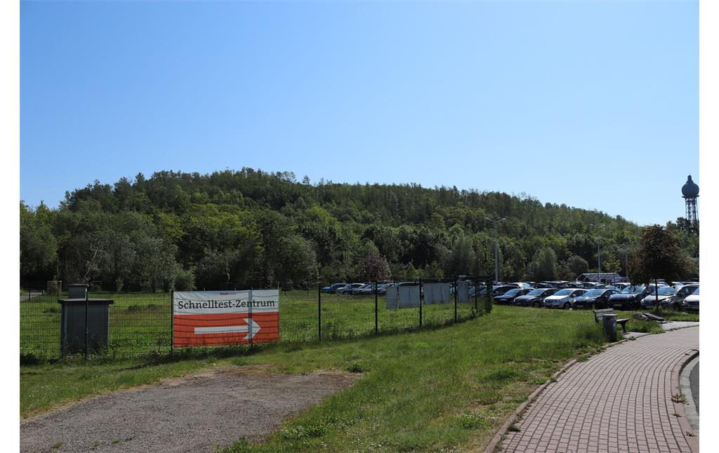 Bergehalde der Gewerkschaft Carolus Magnus in Übach-Palenberg, Blick vom früheren Bergwerksgelände (2021)