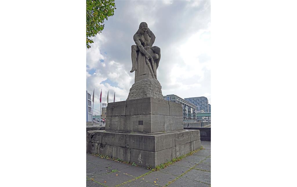 Blick auf das Denkmal "Der Tauzieher" am Holzmarkt vor dem Rheinauhafen in Köln-Altstadt-Süd (2021)