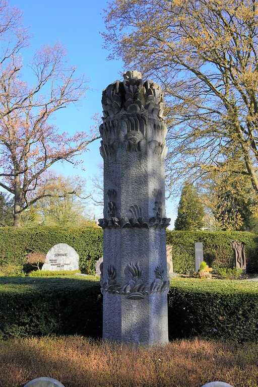Stele des Kölner Bildhauers Elmar Hillebrand (1925-2016) auf der gemeinsamen Grabstätte der acht Schulkinder, die bei dem Flammenwerfer-Attentat von Köln-Volkhoven getötet wurden (2023).