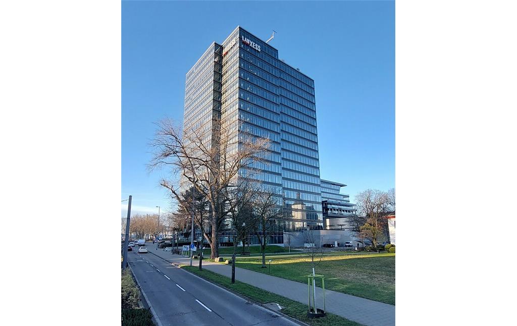 Das 95 Meter hohe Hochhaus "Lanxess Tower" in Köln-Deutz (1969 von der Deutschen Lufthansa erbaut und 2013 umgebaut) auf dem Areal des einstigen römischen Kastells Divitia (2022).
