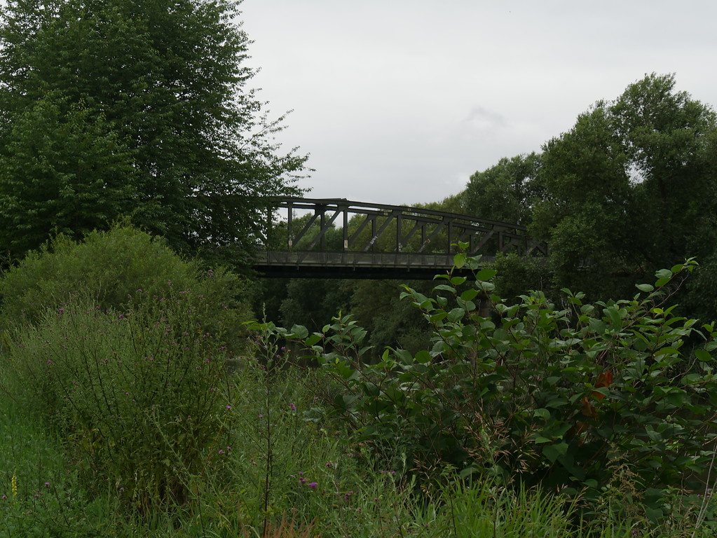 Ostansicht der Eisenbahnbrücke bei Limburg-Staffel (2017)