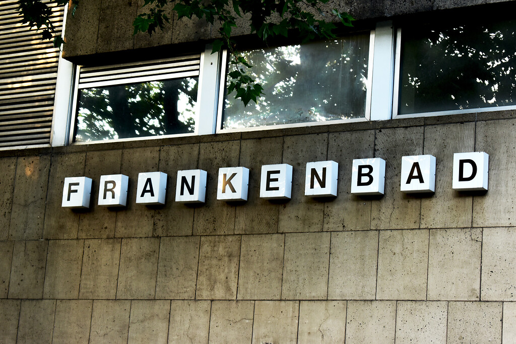 Frankenbad in Bonn: Schriftzug in weißen Quadern, "Frankenbad" an rückliegender Westseite Richtung Hochstadenring (2020).