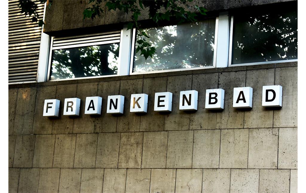Frankenbad in Bonn: Schriftzug in weißen Quadern, "Frankenbad" an rückliegender Westseite Richtung Hochstadenring (2020).