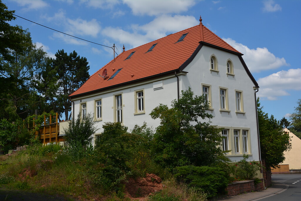 Blick auf das alte Schulhaus in Weitersweiler von der Hauptstraße aus (2020)
