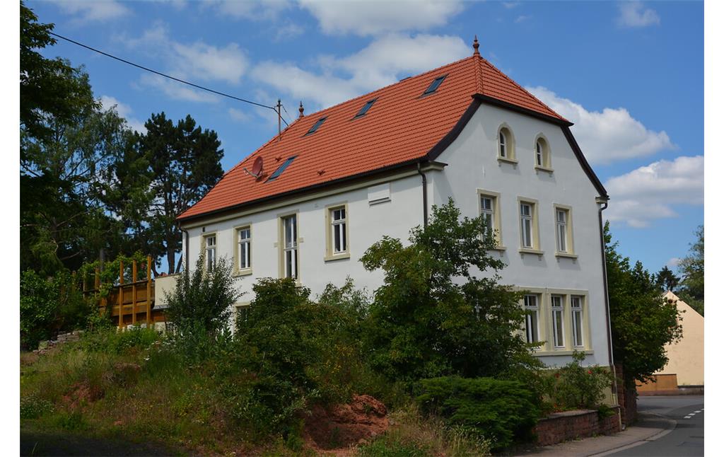 Blick auf das alte Schulhaus in Weitersweiler von der Hauptstraße aus (2020)