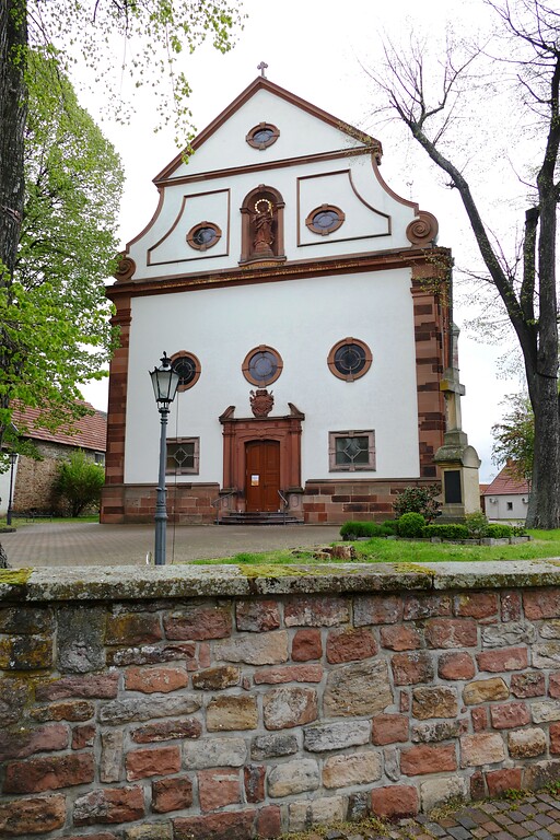Die katholische Pfarrkirche Kreuzerhöhung in Kirrweiler (Pfalz) (2021)