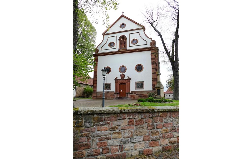 Die katholische Pfarrkirche Kreuzerhöhung in Kirrweiler (Pfalz) (2021)