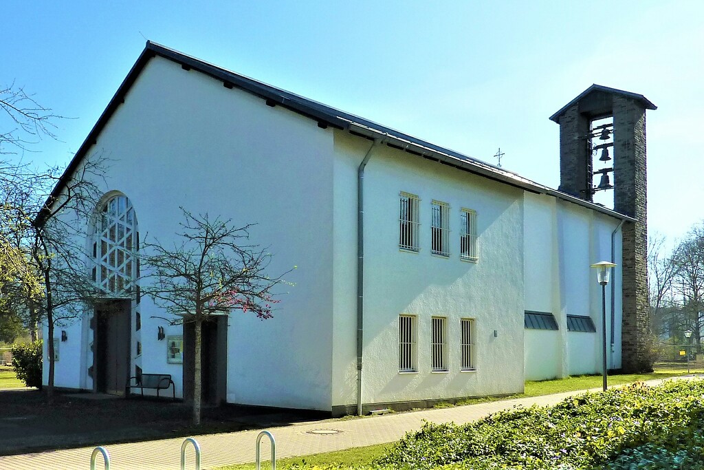 Die St. Anna Kapelle in den Köln-Riehler Heimstätten, Ansicht von Nordwesten (2014).