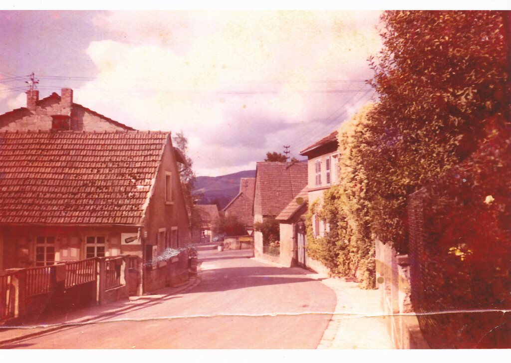 Außenansicht des Gemischtwarenladens Kirchner in der Bolander Straße 2 in Weitersweiler (um 1965)