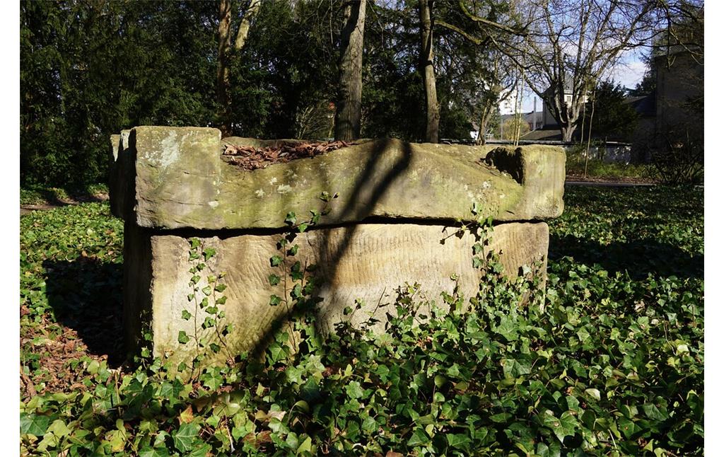 Römischer Sarkophag auf dem Kölner Südfriedhof in Köln-Zollstock (2023).