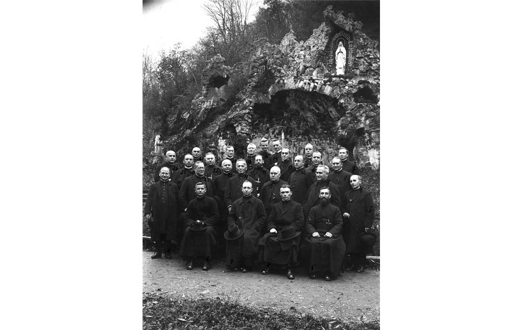 Die Pfarrer der Umgebung vor der Lourdesgrotte auf dem Gelände des Klosters Maria Engelport bei Treis-Karden (1925)