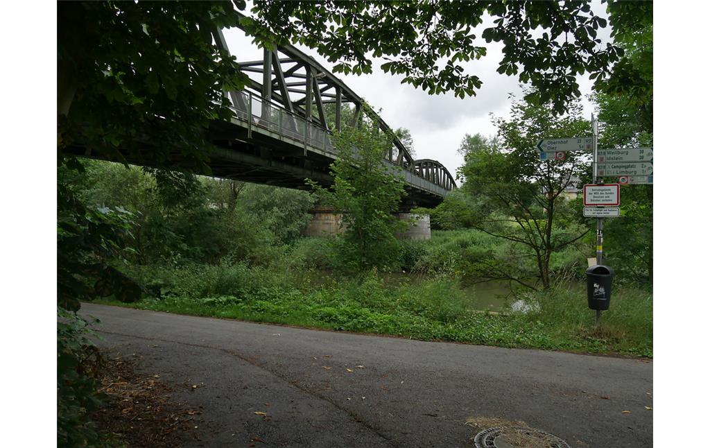 Ostansicht der Eisenbahnbrücke bei Limburg-Staffel (2017)