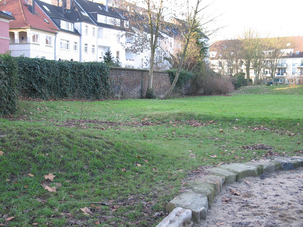 Abschnitt der Stadtmauer in Essen-Steele, Hünninghausenweg (2011)