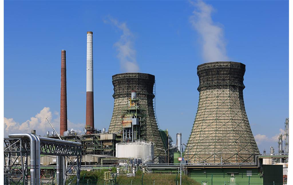 Industrieanlage der Rheinland Raffinerie mit Schornsteinen und Kühltürmen im Kölner Stadtteil Godorf (2014).
