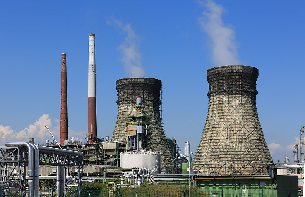 Industrieanlage der Rheinland Raffinerie mit Schornsteinen und Kühltürmen im Kölner Stadtteil Godorf (2014).