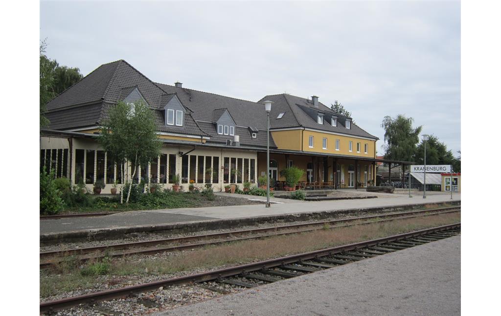 Das Empfangsgebäude des Bahnhofes Kranenburg, von der Bahnseite aus gesehen (2013).