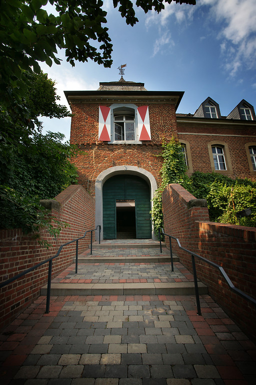 Zugang zur Burg Wassenberg vom Burggarten aus (2010).