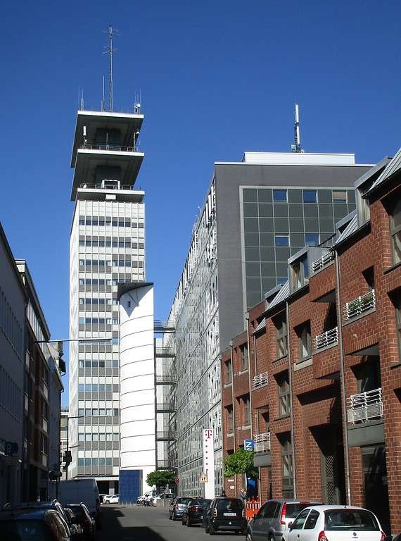 Blick in die Sternengasse in Köln-Altstadt-Süd, im Hintergrund das Telekom-Hochhaus (2019)