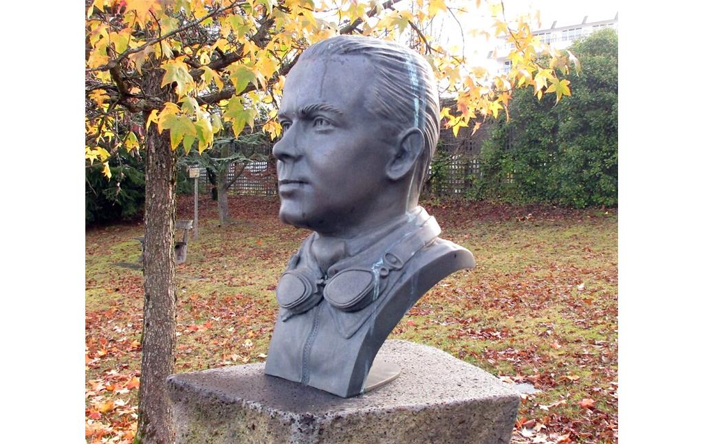 Porträthafte Bronzebüste des Automobilrennfahrers Rudolf Caracciola (1901-1959) auf dem zu seinen Ehren errichteten Caracciola-Denkmal am Nürburgring (2020).