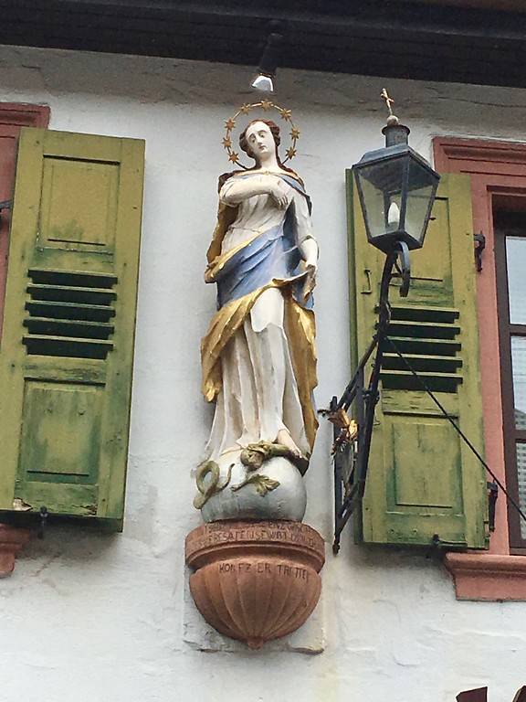 Madonnenfigur an der Fassade der Kurpfalz-Apotheke im Kirchengarten in Maikammer (2017)