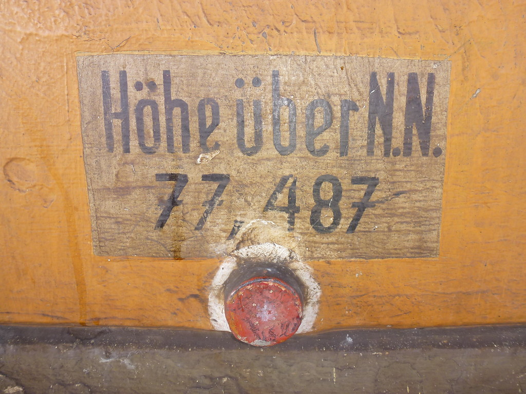 Höhenmesspunkt für Oberwesel im Bahnhofsgebäude (2016). Das Schild weist aus: "Höhe über N.N. 77,487"