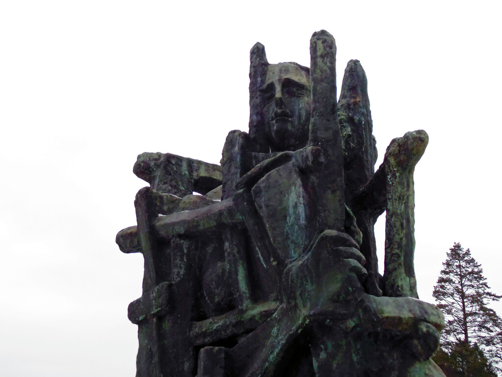 Der Abguss der Skulptur "Die Gefangenen" von Ossip Zadkine vor dem Gräberfeld für deutsche Kriegsopfer auf dem Westfriedhof in Köln-Vogelsang (2021).