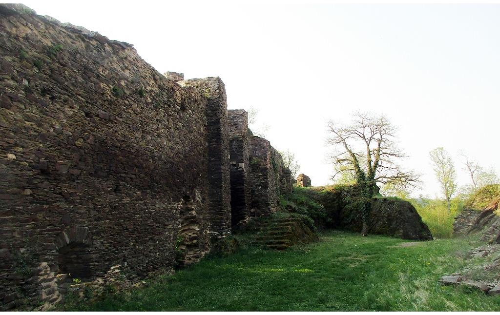 Ruine der Winneburg bei Cochem, der untere Burghof im Westen der Burgruine (2018).