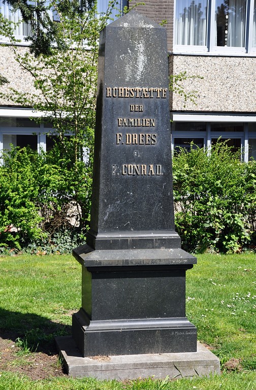 Grabstätte der Familien Drees und Conrad auf dem ehemaligen Gocher Friedhof an der Ecke Kalkarer / Pfalzdorfer Straße (2016).