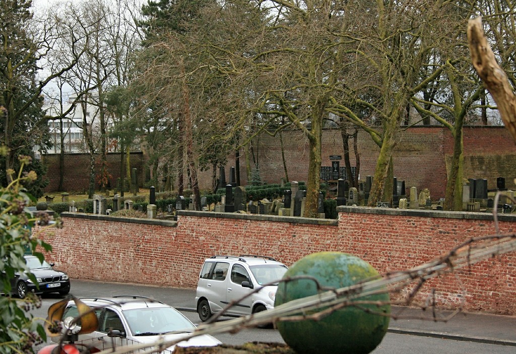 Blick von außen über die Friedhofsmauer des jüdischen Friedhofs in der Hügelstraße in Mönchengladbach (2015).