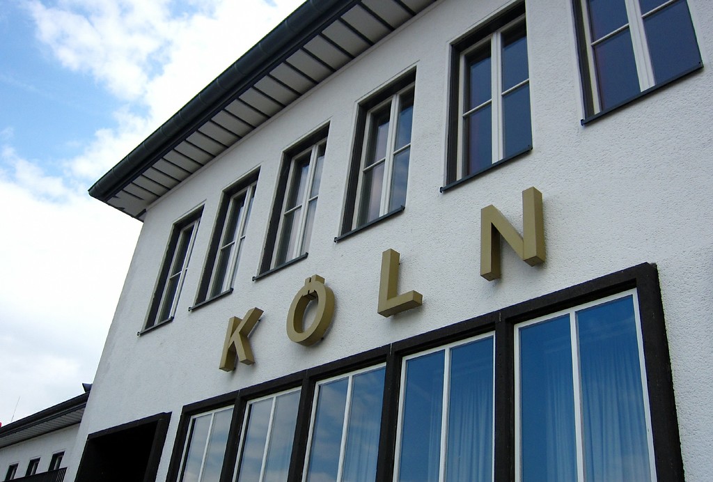 Inschrift "Köln" an der Fassade des Empfangsgebäudes des Flughafens Butzweilerhof in Köln-Ossendorf (2015).