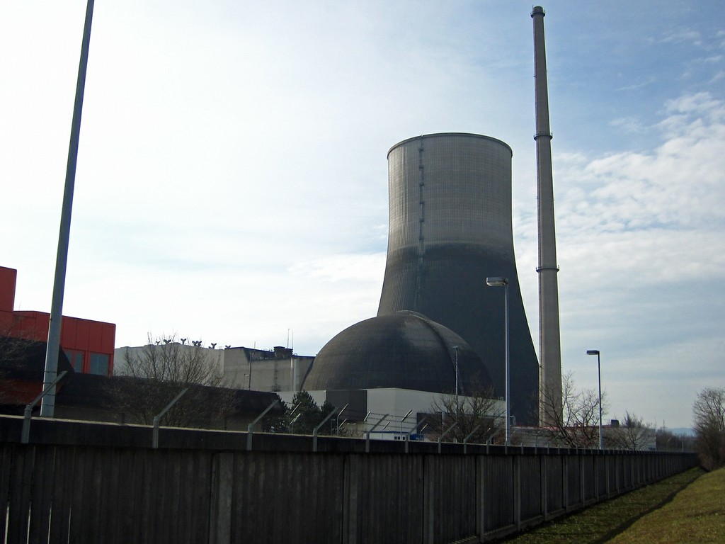 Der Kühlturm und die davor liegende Reaktorkuppel des von 1986 bis 1988 betriebenen Kernkraftwerks Mülheim-Kärlich im Neuwieder Becken am Rhein, Ansicht aus nordöstlicher Richtung (2015)