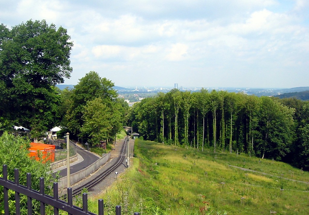 Blick vom Siebengebirge aus in Richtung Königswinter und Bonn über die Gleise und die Station "Schloss Drachenburg" der Drachenfels-Zahnradbahn hinweg (2011).