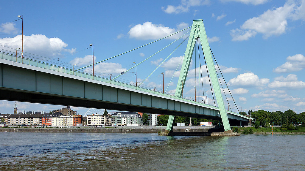 Die Kölner Severinsbrücke (Rheinbrücke Bundesstraße B 55) nach dem Abschluss von Sanierungsarbeiten in Blickrichtung Deutz (2013)