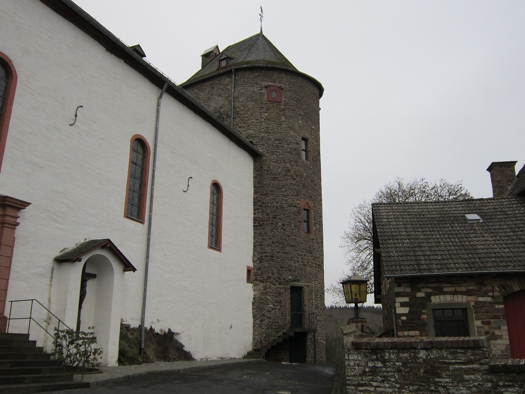 Pfarrkirche Wildenburg, der ehemalige Palas: Ostfront mit dem Johannesturm. Ehemaliger Burggraben zwischen Vorburg und Hauptburg (2011)