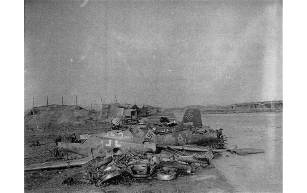 Historisches Foto von 1945: zerstörte Flugzeuge auf dem Hangelarer Flugplatz.