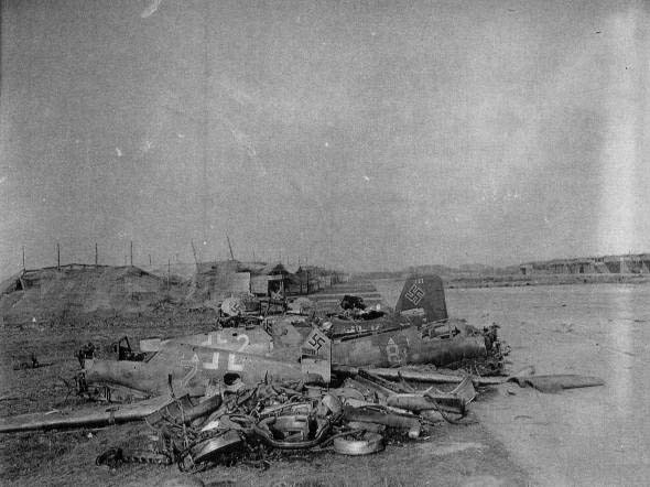 Historisches Foto von 1945: zerstörte Flugzeuge auf dem Hangelarer Flugplatz.