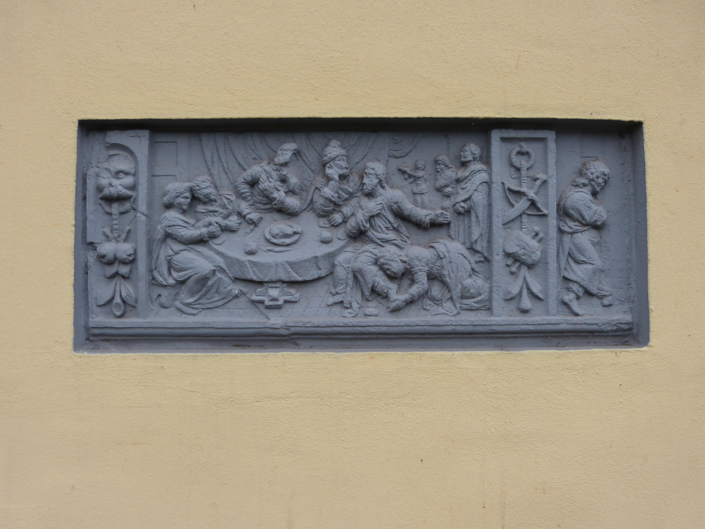 Reliefplatte "Fußsalbung Christi" am Kurfürstlichen Gärtnerhaus am Beethovenplatz in Bonn (2012)