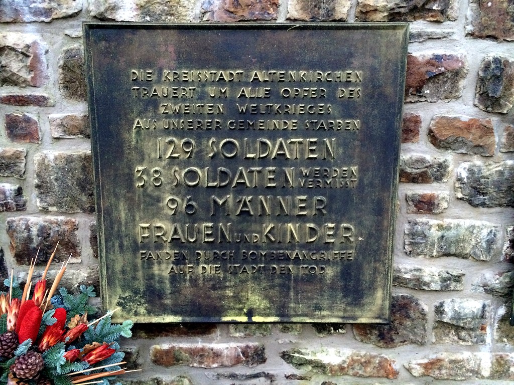 Gedenktafel für Opfer des Zweiten Weltkriegs am Ehrenmal Auf dem Dorn bei Altenkirchen (2014).